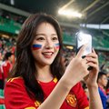 一位20多岁的女性球迷头像，背景是球场看台，她正举着手机