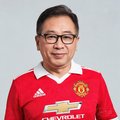 一位40多岁的中年男性头像，戴着眼镜，穿着曼联球衣